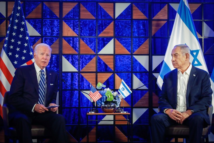Joe Biden és Benjamin Netanjahu Tel-Avivban 2023. október 18-án. Fotó: EPA/MIRIAM ALSTER   