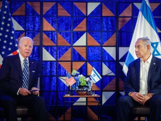 Joe Biden és Benjamin Netanjahu Tel-Avivban 2023. október 18-án. Fotó: EPA/MIRIAM ALSTER   