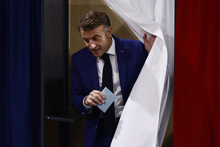 Emmanuel Macron francia elnök leadja szavazatát az előrehozott parlamenti választások első fordulójában - mit hoz a második forduló?