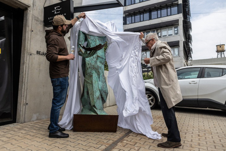 Az Epicurean fine dinning étterem előtt avatták fel Szőke Gábor Miklós (balra) Niké szobrát, jobb oldalt , Carlos Coelho tulajdonos