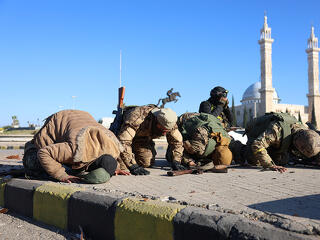 Szíria több ezer katonát vezényelt a libanoni határra