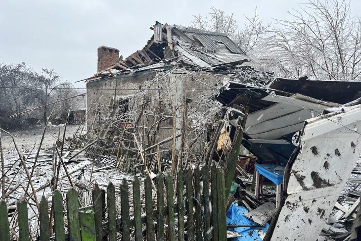 Egy orosz rakétatámadásban megrongálódott ház az ukrajnai Krivij Rih közelében 2024. január 8-án. Fotó: MTI/AP/Ukrán rendkívüli helyzetek minisztériuma
