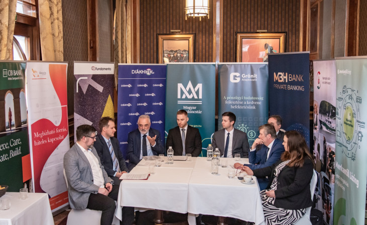 A sajtótájékoztató résztvevői (b-j): Gáspár András, a Klasszis Média lapigazgatója; Kopcsa Balázs, a Fundamenta Lakáskassza Treasury igazgatója; Bugár Csaba, a Diákhitel Központ elnök-vezérigazgatója; György Dániel, a Magyar Államkincstár állampapír forgalmazásért felelős igazgatója; Böröczky Dezső, a Gránit Alapkezelő stratégiai és üzletfejlesztési vezetője; dr. Lambertus József, a Nemzeti Adó- és Vámhivatal főosztályvezetője és Ivancsik Orsolya, a Merkantil Bank üzlettámogatási és HR ügyvezető igazgatója 