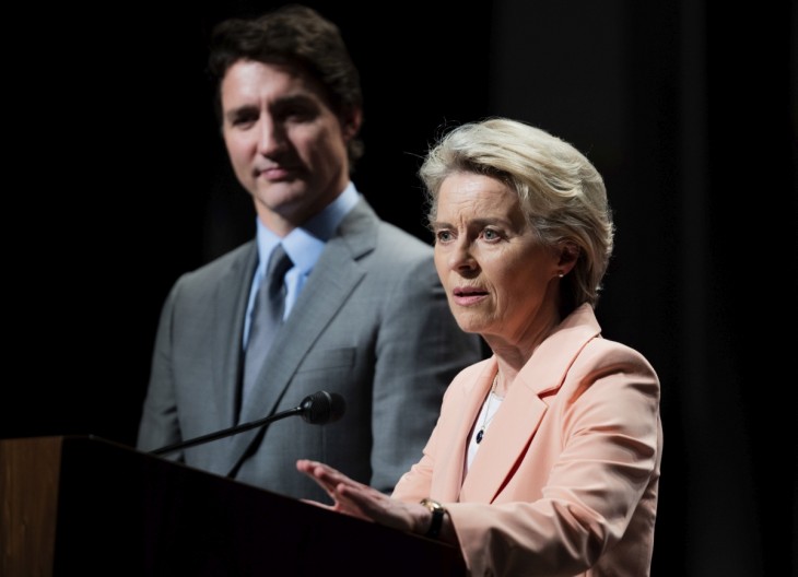 Ursula von der Leyen, az Európai Bizottság elnöke beszédét hallgatja Justin Trudeau kanadai miniszterelnök az ottawai Kanadai Hadtörténeti Múzeumban tartott fogadáson 2023. március 7-én. Fotó: MTI/AP/The Canadian Press/Spencer Colby