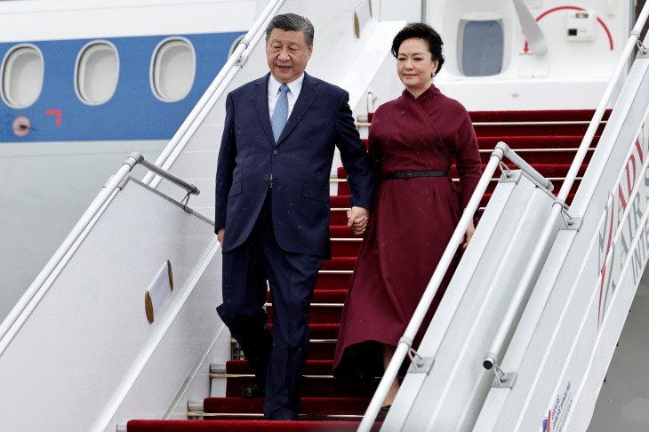 Hszi Csin-ping kínai elnök és felesége, Peng Liyuan száll ki a repülőgépből a Párizshoz közeli Orly repülőtéren 2024. május 6-án  