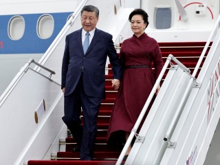 Hszi Csin-ping kínai elnök és felesége, Peng Liyuan száll ki a repülőgépből a Párizshoz közeli Orly repülőtéren 2024. május 6-án  