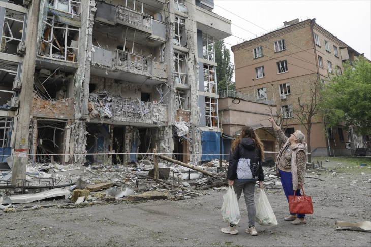 Megrongált lakóház Kijevben 2025. május 25-én. Az ukrán főváros és más ukrajnai területek ellen a mostani háborúban végrehajtott eddigi legnagyobb orosz drón- és rakétatámadás ukrán források szerint 12 embert megölt, több tucatnyit megsebesített.