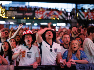 Angol szurkolók Londonban a szerb-angol meccset nézik kivetítőkön 2024. június 16-án