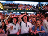Angol szurkolók Londonban a szerb-angol meccset nézik kivetítőkön 2024. június 16-án
