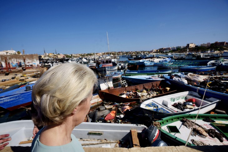Szembesülés a valósággal:  Ursula von der Leyen a lampedusai kikötőben vasárnap saját szemével láthatta a csónakokat, amikkel a bevándorlók átkeltek a Földközi-tengeren. Fotó: EPA/FILIPPO ATTILI 
