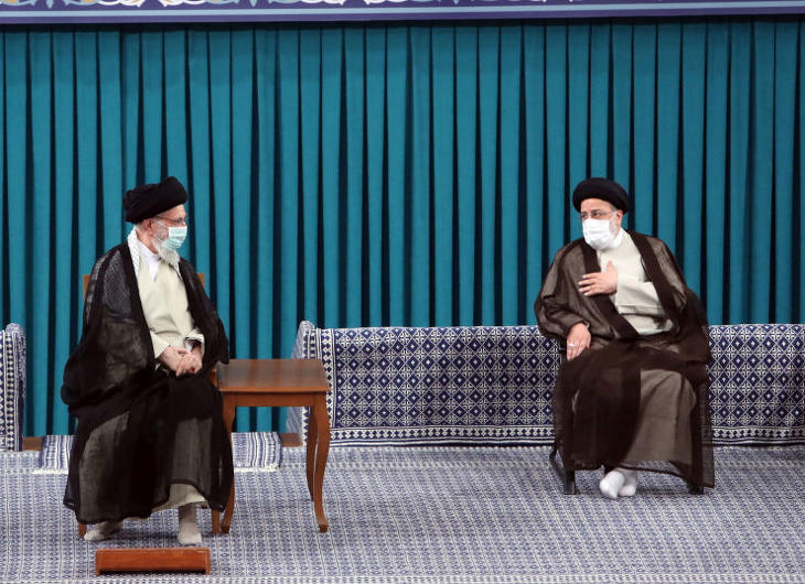 Irán legfelsőbb vallási és politikai vezetője, Ali Hamenei ajatollah (b) és Ebrahim Raiszi iráni elnök. Fotó: MTI/EPA/A legfőbb iráni vezető hivatala