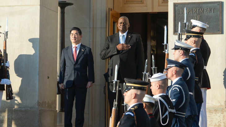 Lloyd Austin amerikai védelmi miniszter (j) dél-koreai hivatali partnerét, Kim Jonghjont fogadja az amerikai védelmi minisztérium, a Pentagon arlingtoni épületében 2024. október 30-á