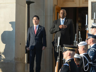 Lloyd Austin amerikai védelmi miniszter (j) dél-koreai hivatali partnerét, Kim Jonghjont fogadja az amerikai védelmi minisztérium, a Pentagon arlingtoni épületében 2024. október 30-á