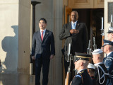 Lloyd Austin amerikai védelmi miniszter (j) dél-koreai hivatali partnerét, Kim Jonghjont fogadja az amerikai védelmi minisztérium, a Pentagon arlingtoni épületében 2024. október 30-á