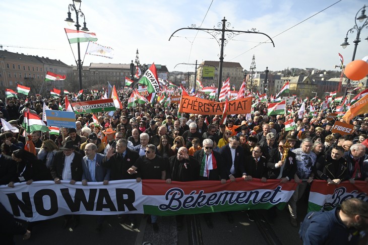 Békemenet 2022. március 15-én, Budapesten. Az európai többség nem akar minden áron békét, a közhangulat átfordítása leginkább Oroszország érdekeit szolgálná. Fotó: MTI/Balogh Zoltán