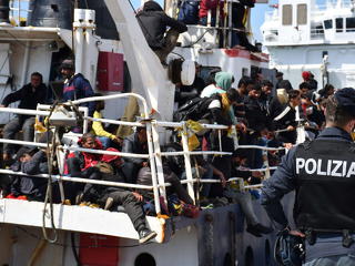 Az olaszok a haditengerészetet is bevetnék a migránsokkal szemben? 