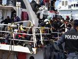 Az olaszok a haditengerészetet is bevetnék a migránsokkal szemben? 