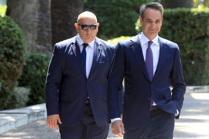 Kiriákosz Micotákisz görög kormányfő (jobbra) Athénban 2023. június 26-án. Fotó: EPA/ALEXANDROS VLACHOS