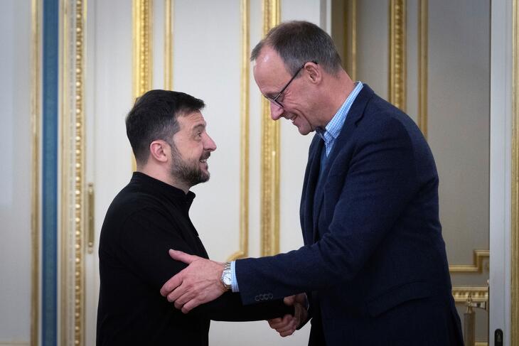 Volodimir Zelenszkij ukrán elnök fogadja Friedrich Merzet, a CDU elnökét Kijevben 2024. december 9-én  – a német kancellári poszt várományosa növelné az ukrajnai fegyverszállításokat