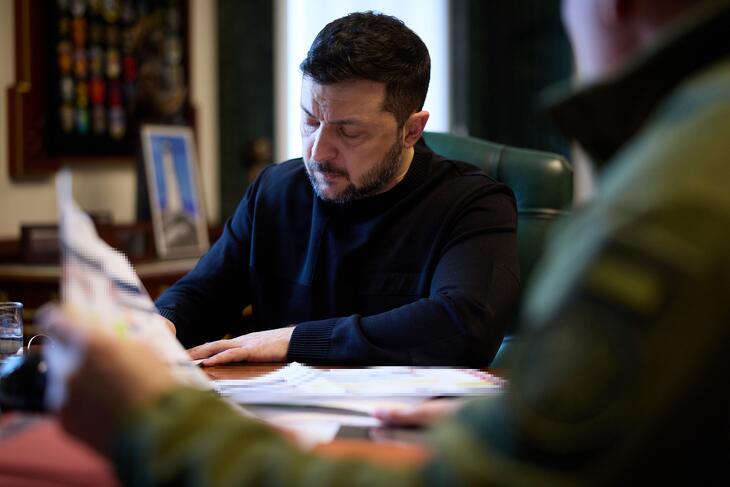 Egyre nagyobb a nyomás Zelenszkijen: bekeményített az USA