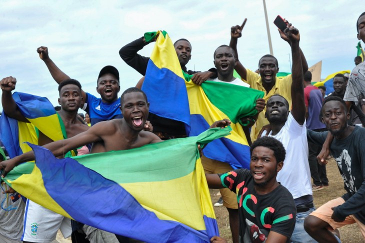 A katonai hatalomátvételt ünneplik az emberek a gaboni Akandában 2023. augusztus 31-én. Fotó: MTI/EPA