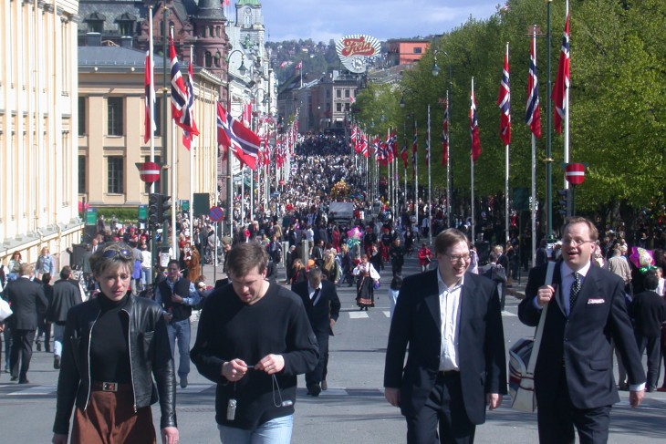 Oslo leghíresebb utcája, a Karl Johan a nemzeti ünnepen,  május 17-én. 1814-ben ezen a napon írták alá Norvégia alkotmányát. Fotó: Wikipédia/Daniel78
