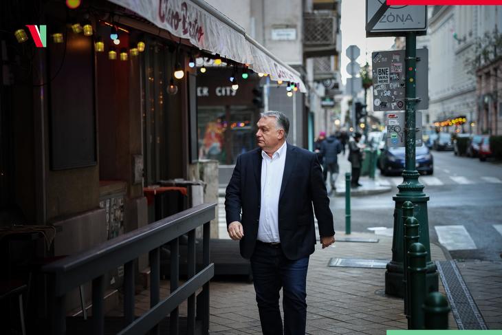 A nap képe: farmerben korzózik a pesti utcákon Orbán Viktor  