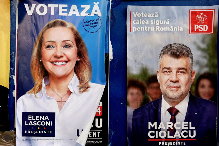 A romániai elnökválasztás jelöltjeinek plakátjai Bukarestben 2024. november 21-én, három nappal a választás első fordulója előtt. A közvélemény-kutatások szerint a legtöbb szavazatra Marcel Ciolacu szociáldemokrata miniszterelnök számíthat, a második helyért éles küzdelem várható Elena Lasconi, az ellenzéki Mentsétek meg Romániát Szövetség (USR) és George Simion, a több párt által szélsőségnek tartott Románok Egyesüléséért Szövetség (AUR) elnöke között. 