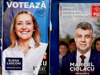 A romániai elnökválasztás jelöltjeinek plakátjai Bukarestben 2024. november 21-én, három nappal a választás első fordulója előtt. A közvélemény-kutatások szerint a legtöbb szavazatra Marcel Ciolacu szociáldemokrata miniszterelnök számíthat, a második helyért éles küzdelem várható Elena Lasconi, az ellenzéki Mentsétek meg Romániát Szövetség (USR) és George Simion, a több párt által szélsőségnek tartott Románok Egyesüléséért Szövetség (AUR) elnöke között. 