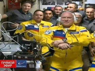 Orosz űrhajósok ukrán színekben tiltakoznak