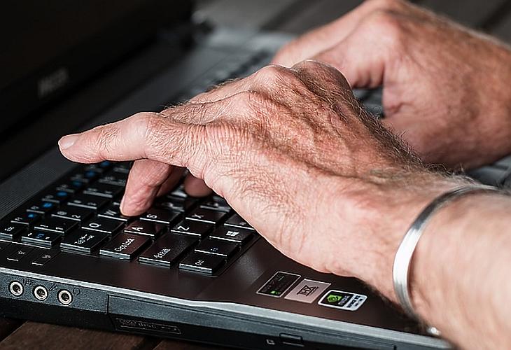 Az internet fogja bearanyozni a nyugdíjasok életét?