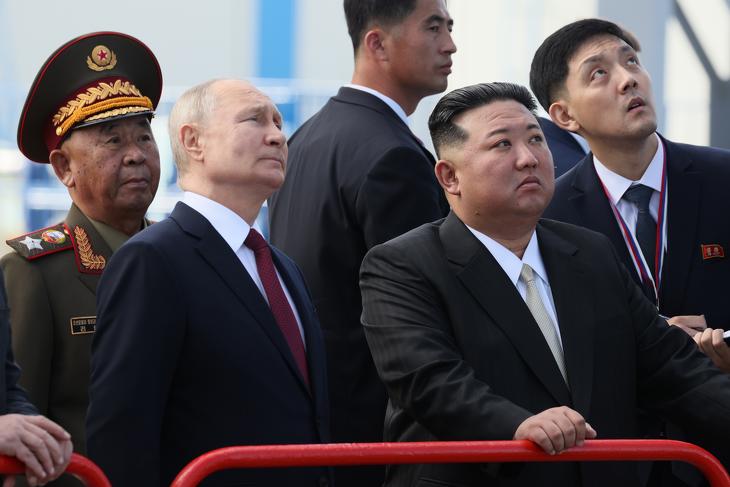 Vlagyimir Putyin orosz elnök és Kim Dzsong Un észak-koreai vezető a Vosztocsnij űrrepülőtéren 2023. szeptember 13-án. Moszkvával kiváló ma a viszony, de Kim Tokióval is békülékenyebbnek tűnik.Fotó: EPA/MIKHAIL METZEL/SPUTNIK/KREML
