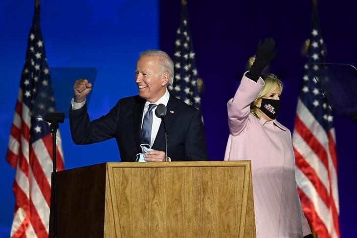 Mégis ő nevet a végén? Joe Biden az elnökválasztás éjjelén Wilmingtonban (Delaware). EPA/KEVIN DIETSCH