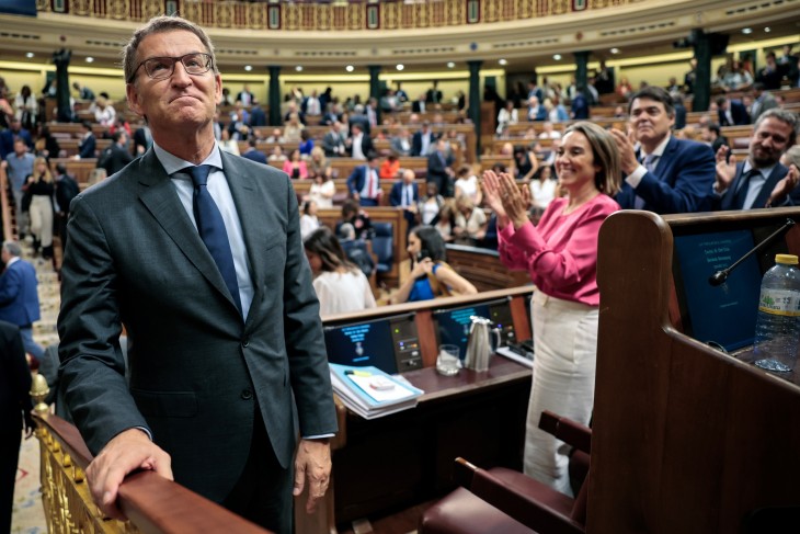 Alberto Núnez Feijoót, a Néppárt jelöltjét tapsolják meg a képviselők beszéde után  a spanyol parlament alsóházában Madridban 2023. szeptember 27-én. Fotó: EPA/SERGIO PEREZ