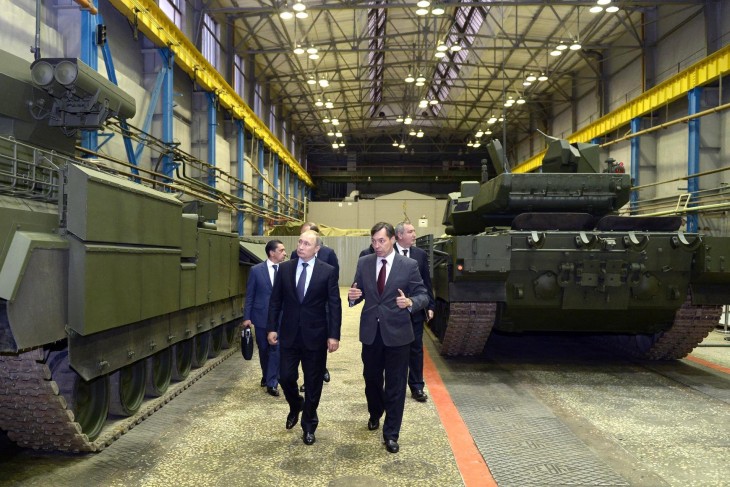 Putyin látogatása a legnagyobb orosz harckocsigyártó üzemben, az Uralvagonzavodban még a háború előtt. Vannak eszközök a termelés felpörgetésére, de vannak korlátok is. Fotó: Orosz elnöki sajtóhivatal