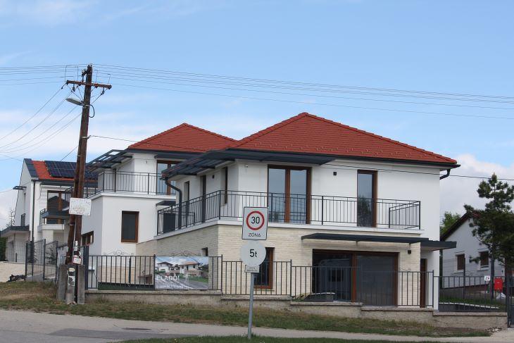 Új házak Balatonudvariban 2024 áprilisában