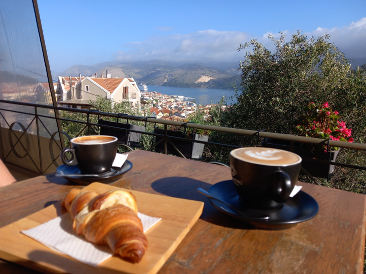 Megéri hegyet mászni: a magasból a sziget fővárosára, Argostolira is ráláthatunk