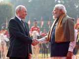 Vlagyimir Putyin és Narendra Modi barársággal ráz kezet
