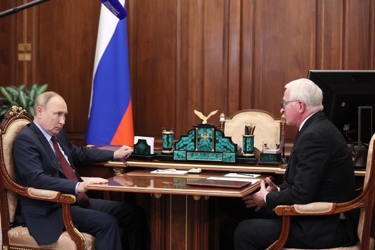 Vlagyimir Putyin és Alexander Shokhin. Fotó: EPA/MIKHAIL KLIMENTYEV / KREMLIN POOL / SPUTNIK
