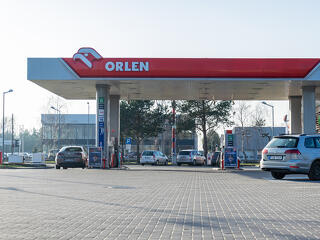 Adócsökkentés és ársapka jöhet az üzemanyagokra Lengyelországban