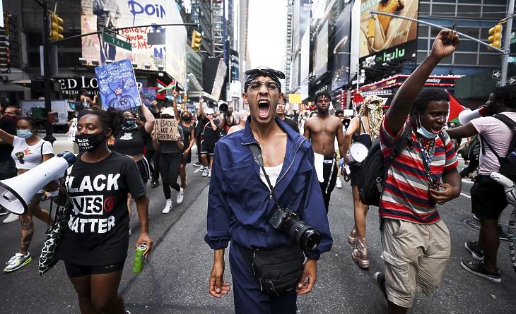 A rendőri erőszak ellen tüntetnek New Yorkban 2020. augusztus 24-én, miután az előző nap rendőrök többször hátba lőtték Jacob Blake afroamerikai férfit a wisconsini Kenoshában. (Fotó: MTI/EPA/Justin Lane)