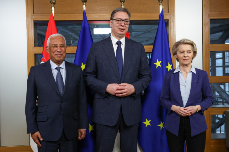 António Costa, az Európai Tanács elnöke és Ursula von der Leyen, az Európai Bizottság elnöke Aleksandar Vucic szerb elnököt fogadja Brüsszelben 2025. március 25-én