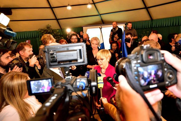 Nataša Pirc Musar újságíróknak nyilatkozik megválasztása után november 13-án. Fotó: EPA/Igor Kupljenik