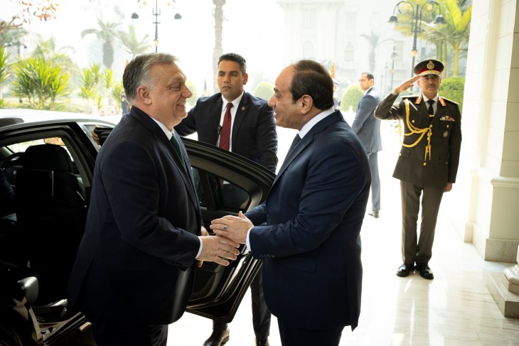 Abdel-Fattáh esz-Szíszi egyiptomi államfő fogadja Orbán Viktor miniszterelnököt a kairói elnöki palotában 2023. február 28-án. Fotó: MTI/Miniszterelnöki Sajtóiroda/Fischer Zoltán