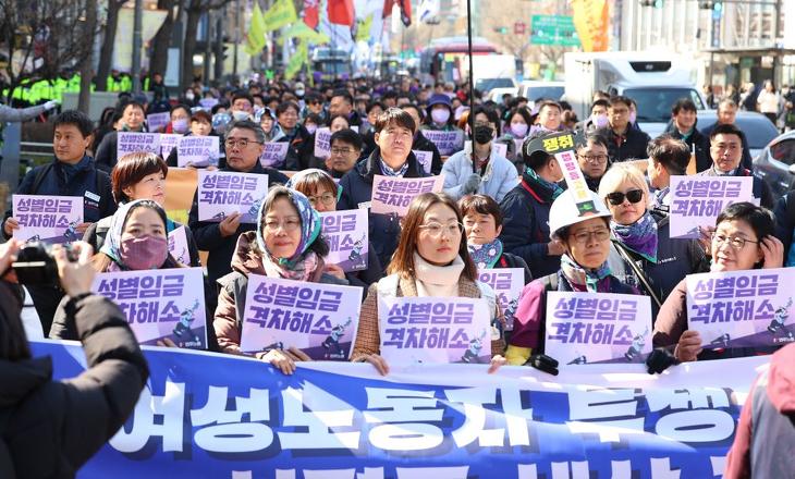 Dél-koreai nők vonulnak Szöulban március 8-án, a nemzetközi nőnapon. Van okuk lázadni? 