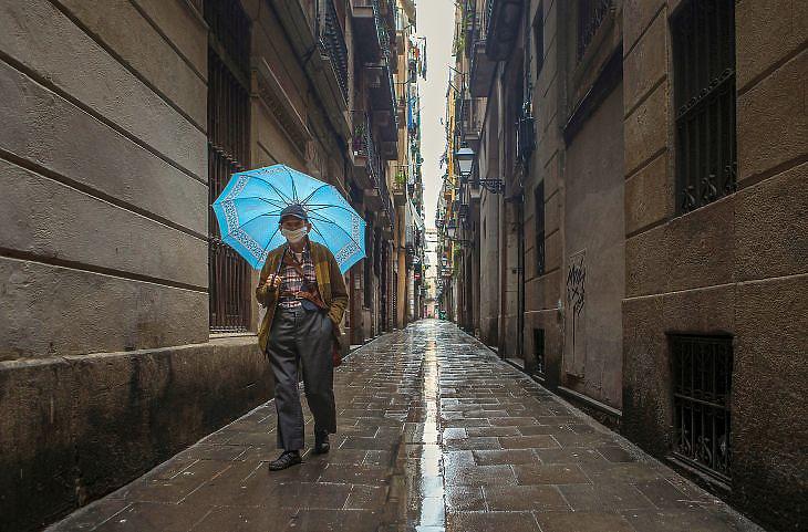 Egy idős ember sétál Barcelona óvárosában 2020. április 13-án. EPA/Enric Fontcuberta 