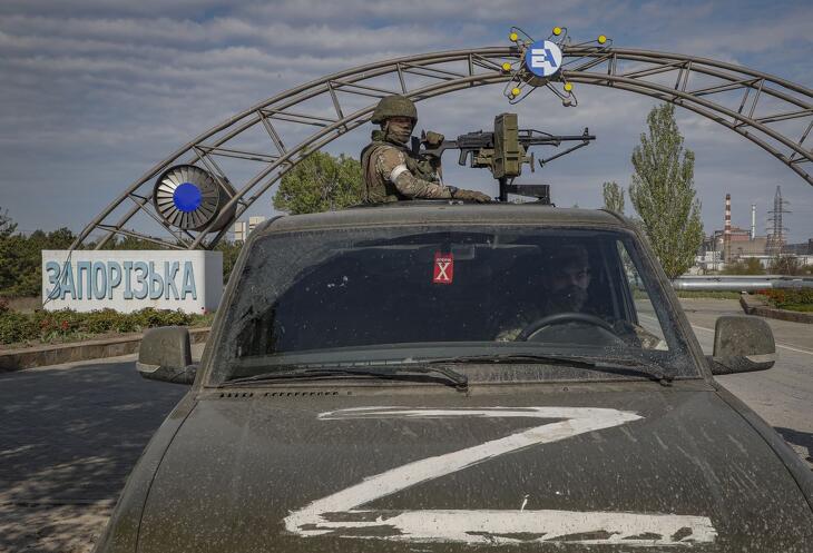 Orosz katonák őrzik a zaporizzsjai atomerőművet