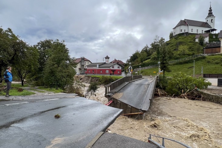 Árvíz lerombolta híd a szlovéniai Kamnik környékén fekvő faluban, Stahovicában 2023. augusztus 5-én. A szlovén kormányfő szerint az országot történetének legsúlyosabb természeti katasztrófája sújtja, a heves viharokban és áradásokban négy ember életét vesztette, és akár 500 millió euró kár is keletkezhetett. Fotó: MTI/AP/Miro Majcen 