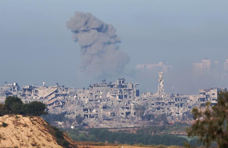 Füst száll fel a Gázai övezet északi részén fekvő Beit Hanon városából egy izraeli légicsapás következtében, az izraeli Szderótból nézve, 2023. november 4-én. Fotó: EPA / Atef Safadi