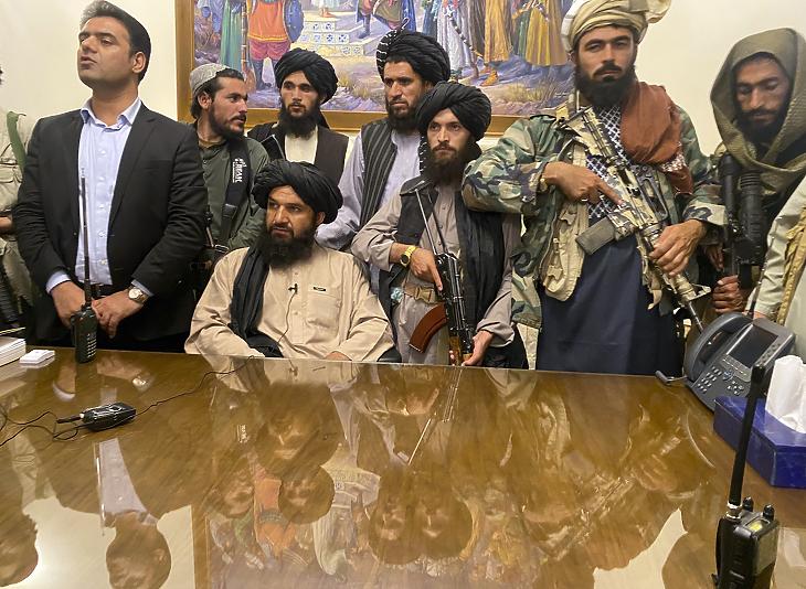 Iszlamista szélsőséges tálibok a kabuli elnöki palotában 2021. augusztus 15-én, miután elfoglalták az épületet. (Fotó: MTI/AP/Zabi Karimi)